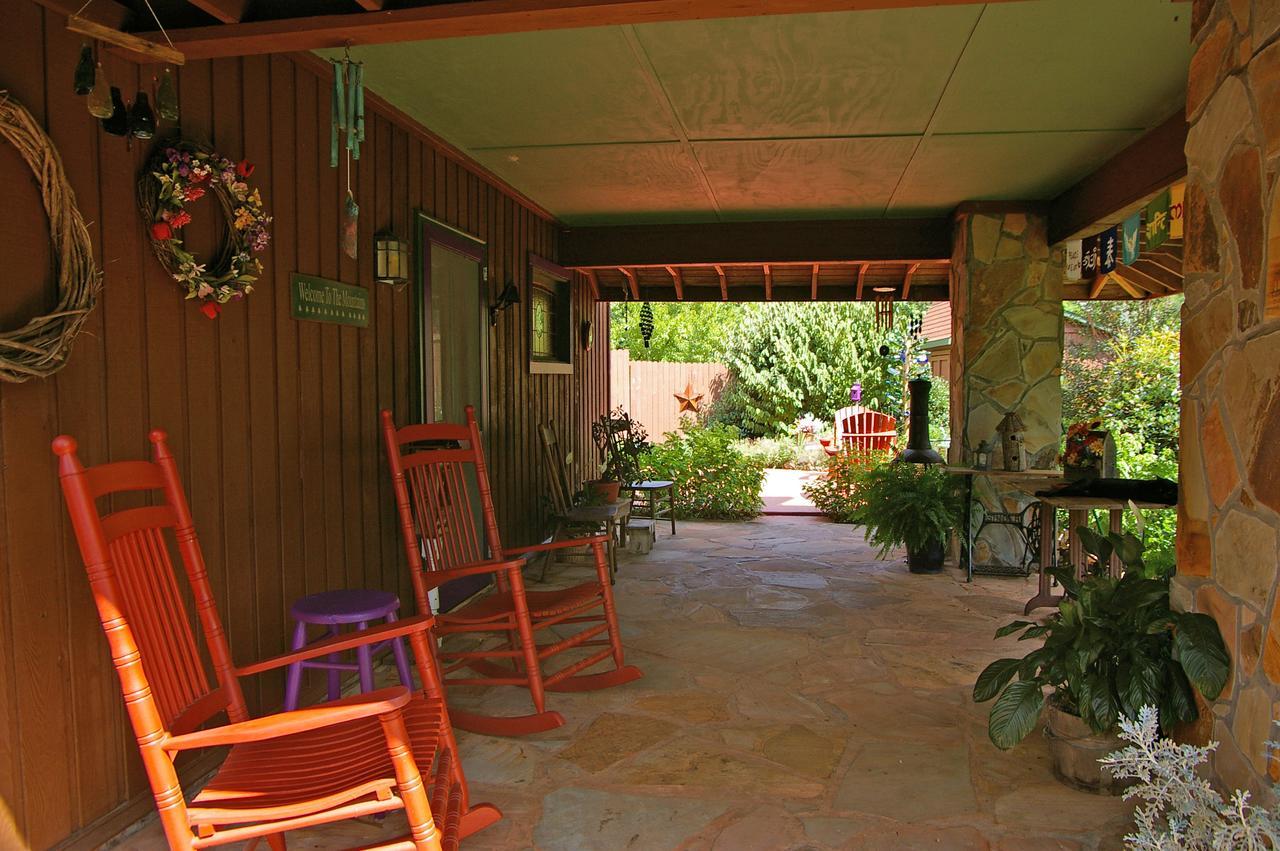 Cedar House Inn & Yurts Dahlonega Exterior photo